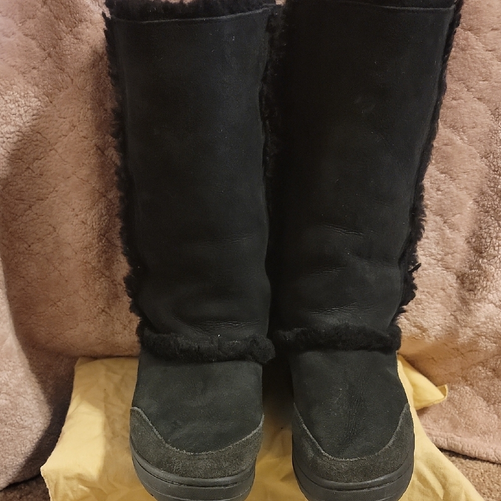 UGG Black Winter Boots Sleek Design